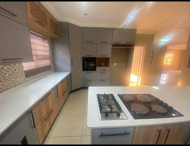 4 BEDROOM HOUSE FOR SALE IN AERORAND